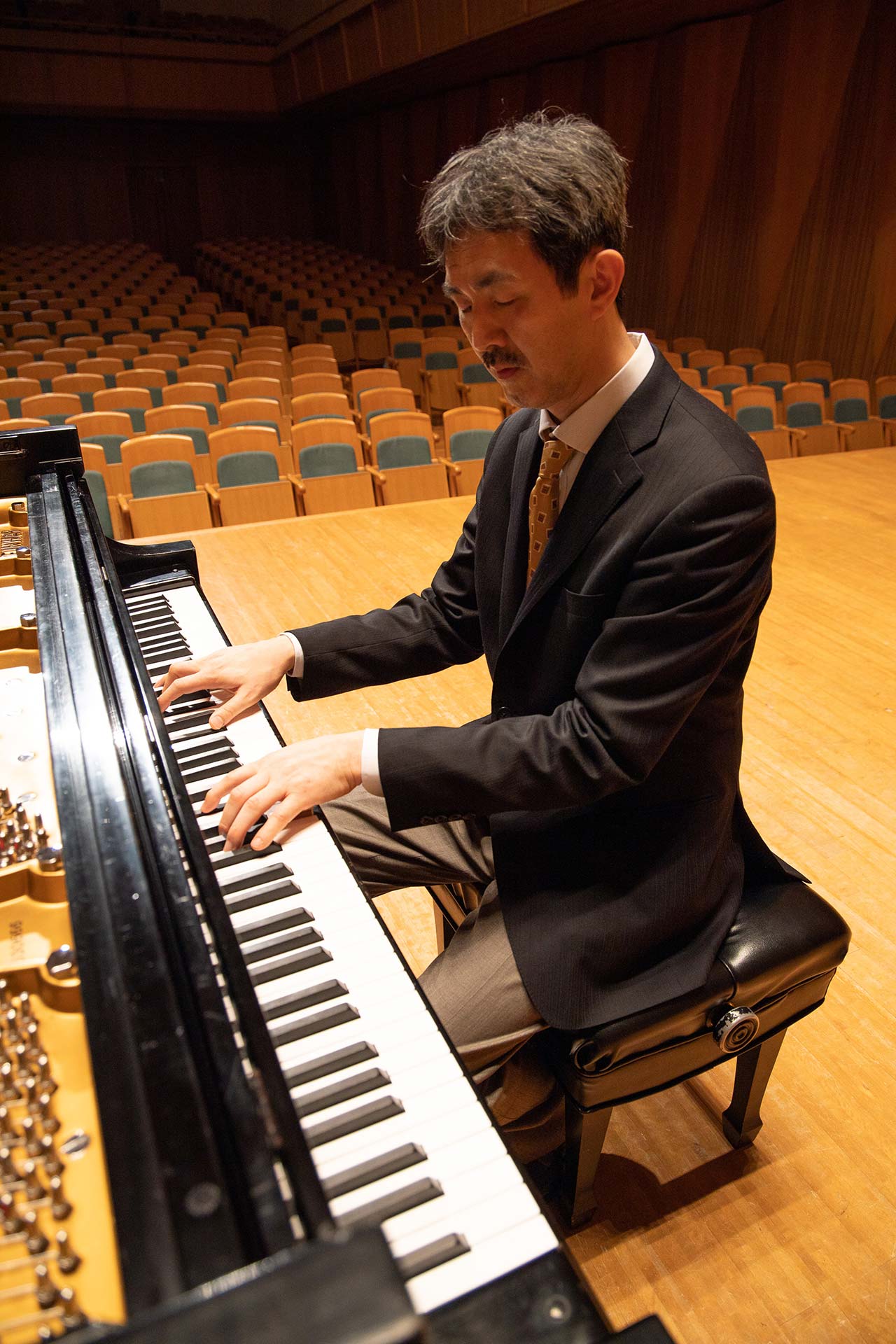 戸口 純の演奏とピアノを捕えたステージの細部